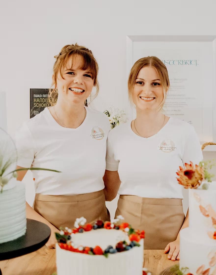 Lisa und Sophia, die beiden Konditormeisterinnen von Tortenvision, in ihrer Backstube
